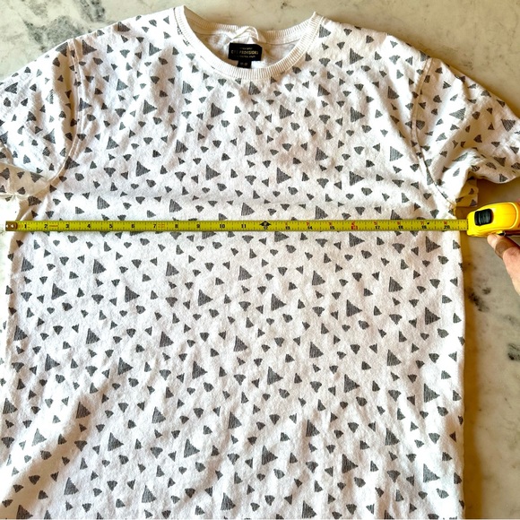CPO provisions white with black line art triangle print short sleeve tee. Size M - Picture 3 of 8